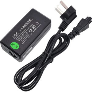 Schwarzer POE-Netzadapter mit Kabel und dreipoligem Stecker.