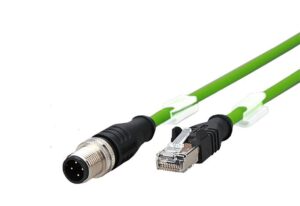 Grünes Verbindungskabel mit einem M12-Stecker auf der einen Seite und einem RJ45-Stecker auf der anderen Seite.