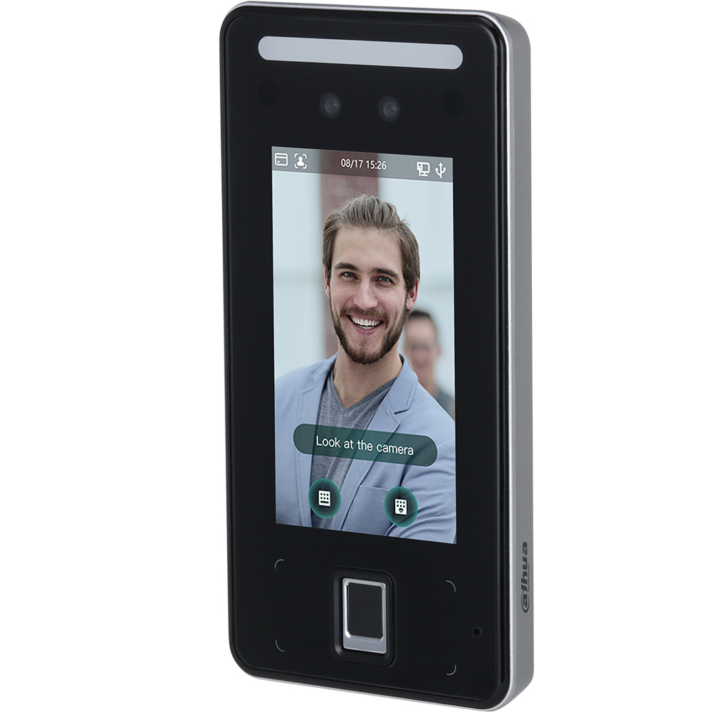 Ein biometrisches Zugangskontrollgerät mit einem Display, das das Gesicht eines lächelnden Mannes zeigt und Anweisungen anzeigt.