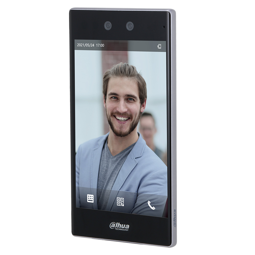 Ein digitales Display von Dahua Technology zeigt das Bild eines lächelnden Mannes mit Bart in einem blauen Blazer. Oben auf dem Display ist das Datum und die Uhrzeit zu sehen. Unten befinden sich verschiedene App-Symbole.