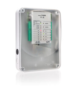 Salto Steuergerät, Modell CU42E0, mit transparentem Gehäuse, verschiedenen LED-Anzeigen und Anschlüssen.