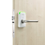 Offene Tür mit elektronischem Türschloss und Türgriff aus Metall.