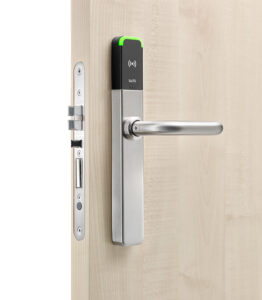 Nahaufnahme einer Holztür mit einem modernen elektronischen Türschloss mit RFID-Technologie und einem silbernen Türgriff.