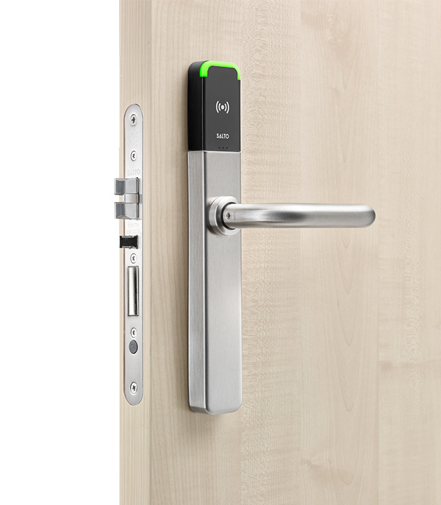 Nahaufnahme einer Holztür mit einem modernen elektronischen Türschloss mit RFID-Technologie und einem silbernen Türgriff.