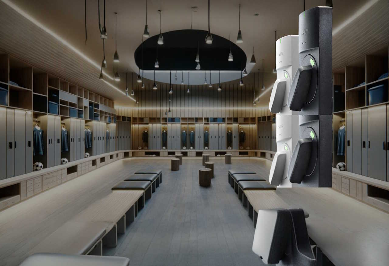 Ein modernes Umkleidezimmer mit L-förmigen Sitzbänken und Schließfächern im Hintergrund, kombiniert mit einer Aufnahme des SATO Schlosssystems, das an der Seite dargestellt wird.