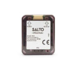 Ein SALTO inRoomNode-Gerät mit Aufdrucken zu Modell und Markenzeichen, hergestellt in Spanien von SALTO Systems S.L.