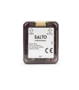 Ein SALTO inRoomNode-Gerät mit Aufdrucken zu Modell und Markenzeichen, hergestellt in Spanien von SALTO Systems S.L.