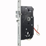 Ein elektronisches Türschloss mit schwarzem Gehäuse und hochkantiger, silberfarbener Frontplatte, das mehrere Kabelanschlüsse auf der rechten Seite aufweist.