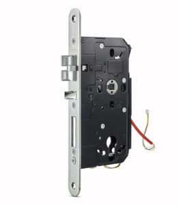 Ein elektronisches Türschloss mit schwarzem Gehäuse und hochkantiger, silberfarbener Frontplatte, das mehrere Kabelanschlüsse auf der rechten Seite aufweist.