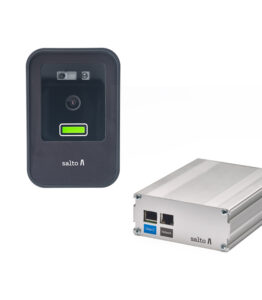 Ein elektronisches Zutrittskontrollsystem von Salto mit einer schwarzen, wandmontierten Lesegerät-Einheit und einem silbernen Steuergerät mit Netzwerkanschlüssen.