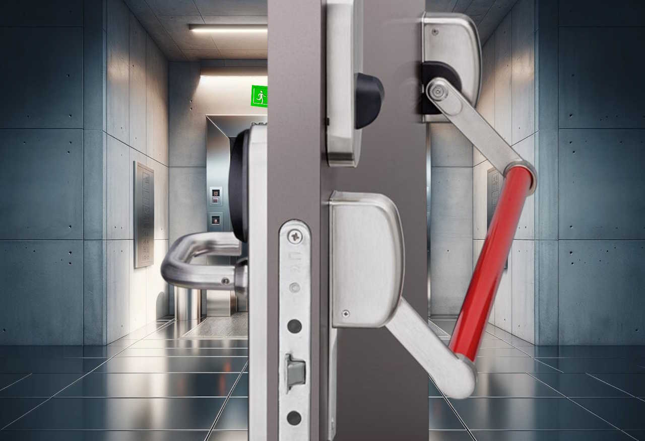 Eine Tür mit einem modernen Griff- und Panikstangensystem, die einen Flur mit einem Aufzug zeigt, beleuchtet von Deckenleuchten.