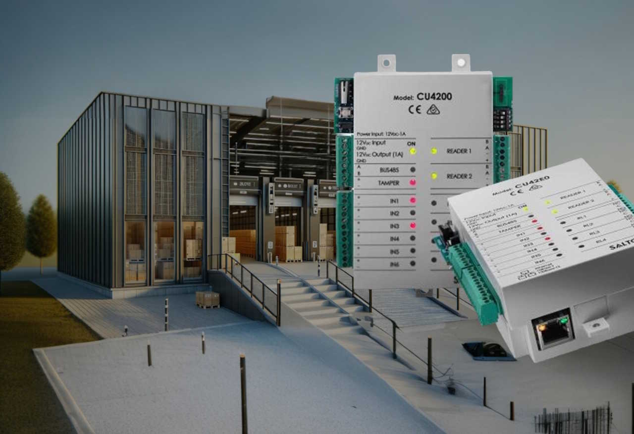 Ein elektronisches Steuergerät, Modell CU4200, wird vor einem modernen Lagergebäude mit Glasfenstern und Beladerampen gezeigt.