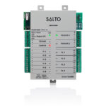 Ein SALTO UBOX4000 Steuergerät mit mehreren Anschlüssen und LED-Anzeigen, inklusive Beschriftungen für Eingänge, Relais und Leser.