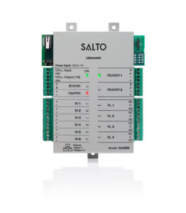 Ein SALTO UBOX4000 Steuergerät mit mehreren Anschlüssen und LED-Anzeigen, inklusive Beschriftungen für Eingänge, Relais und Leser.
