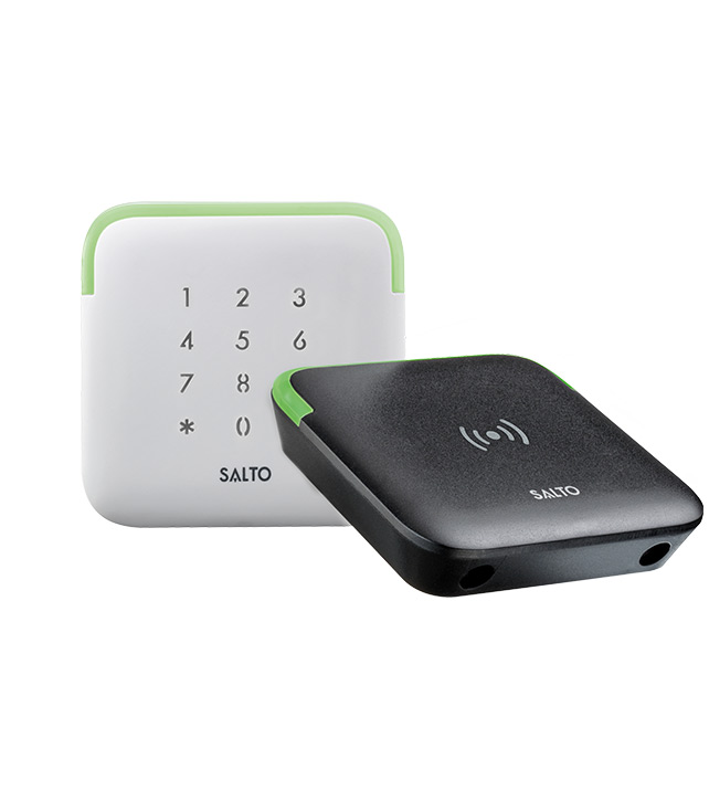 Zwei elektronische Zugangskontrollgeräte von Salto; ein weißes mit Tastatur und grüner Oberkante, und ein schwarzes mit grünem Rand und Funksymbol.