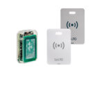 Ein elektronisches Zugangssystem bestehend aus einem RFID-Modul und zwei weißen Karten mit SALTO-Branding.