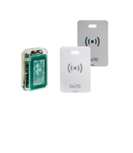 Ein elektronisches Zugangssystem bestehend aus einem RFID-Modul und zwei weißen Karten mit SALTO-Branding.