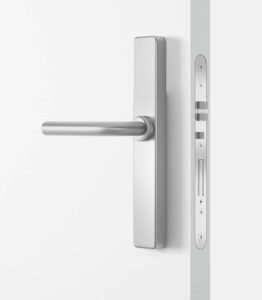 Eine silberne Türgriffgarnitur an einer weißen Tür, mit einem modernen, minimalistischen Design.