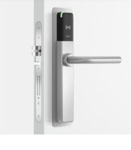 Moderne Tür mit elektronischem Türschloss und RFID-Zugangskontrollsystem, silberfarbenes Türgriffdesign.