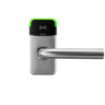 Elektronisches Türschloss mit RFID-Lesegerät, silberner Türgriff und grüne LED-Anzeige.