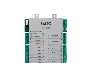 Ein silbernes Elektronikmodul von SALTO mit der Modellnummer CU42E0, das Anschlüsse für Strom und Leser zeigt, sowie LED-Anzeigen für den Betriebsstatus.