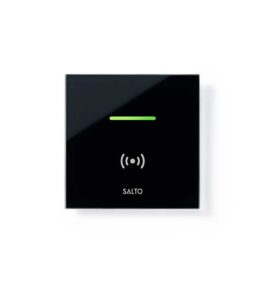 Schwarzer RFID-Kartenleser mit grüner LED-Anzeige und dem Aufdruck „SALTO“ unten.