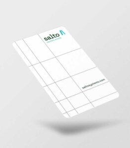 Ein weißes Zutrittskontrollsystem mit der Aufschrift "Salto Inspired Access" und der Website-Adresse "saltosystems.com", schwebt vor einem grauen Hintergrund.