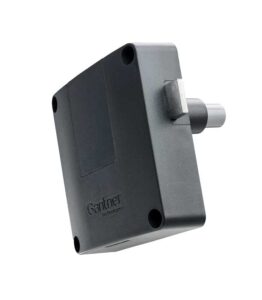 Ein schwarzes, quadratisches Gehäuse einer technischen Vorrichtung mit einem kurzen, metallischen Stift, der seitlich herausragt; eine Gravur zeigt den Namen "Gantner Technologies" auf der Vorderseite.