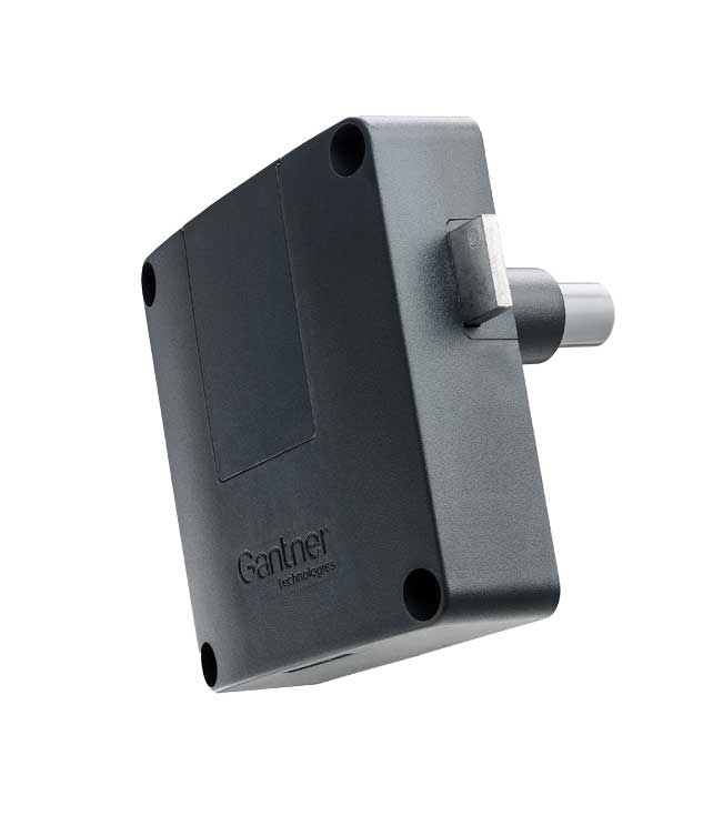 Ein schwarzes, quadratisches Gehäuse einer technischen Vorrichtung mit einem kurzen, metallischen Stift, der seitlich herausragt; eine Gravur zeigt den Namen "Gantner Technologies" auf der Vorderseite.