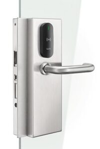 Elektronisches Türschloss mit silbernem Griff und RFID-Lesegerät auf einer Glastür montiert.