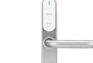 Elektronisches Türschloss mit RFID-Technologie von SALTO in silberner Farbe mit einem geschwungenen Türgriff.