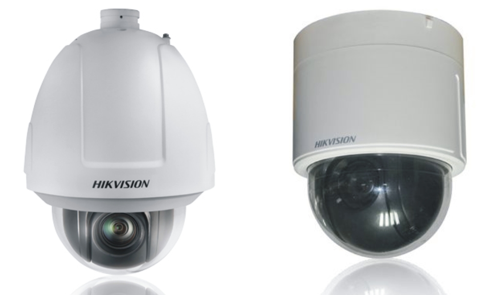 Zwei Hikvision-Überwachungskameras, links ein Schwenk-Neige-Modell mit sichtbarer Linse, rechts ein Kuppelmodell.