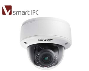 Kuppelförmige Überwachungskamera von Hikvision mit schwarzem Kameraobjektiv und Infrarot-LEDs, daneben das "smart IPC" Logo.