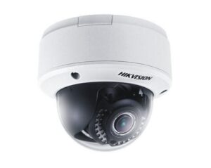 Eine weiße Überwachungskamera von Hikvision in Kugelform mit sichtbarem Objektiv und Infrarot-LEDs.