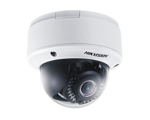 Eine weiße Überwachungskamera von Hikvision in Kugelform mit sichtbarem Objektiv und Infrarot-LEDs.