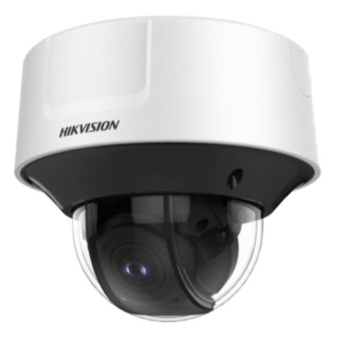 Eine Überwachungskamera von Hikvision mit einem weißen Gehäuse und einer transparenten Kuppel, die eine Linse aufweist.