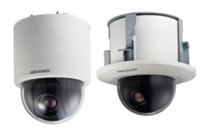 Zwei Überwachungskameras der Marke Hikvision mit halbrunder Abdeckung und weißem Gehäuse.