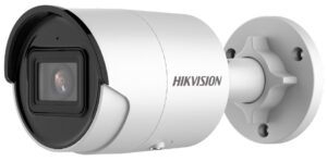 Eine weiße Überwachungskamera der Marke Hikvision mit zylindrischem Gehäuse und schwarzem Frontbereich, montiert an einer runden Wandhalterung.