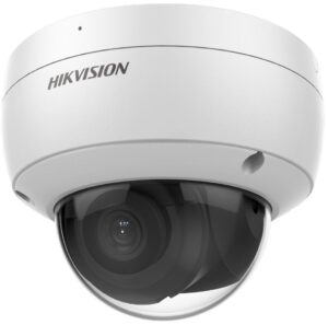 Überwachungskamera von Hikvision in einem weißen, kugelförmigen Gehäuse mit einer durchsichtigen Kuppel, durch die das Kameraobjektiv sichtbar ist.
