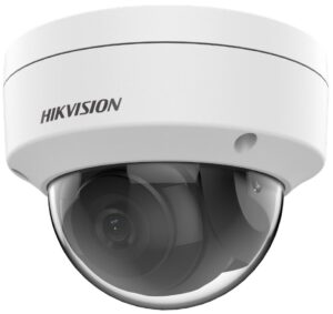 Eine weiße Hikvision Überwachungskamera mit einer halbkugelförmigen Kuppel aus durchsichtigem Material, die das Objektiv schützt.
