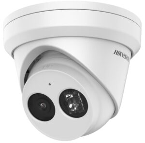 Weiße Überwachungskamera der Marke Hikvision mit zwei Objektiven, montiert in einer gewölbten Halterung.