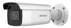 Eine weiße Überwachungskamera der Marke Hikvision ist an einer Wandhalterung befestigt.