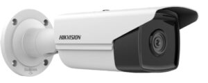 Eine weiße Überwachungskamera von Hikvision, die an einer Wandhalterung montiert ist, mit einer schützenden Blende über dem Objektiv.