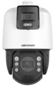 Nahaufnahme einer Hikvision Überwachungskamera mit weißen und schwarzen Gehäuseteilen und mehreren Linsen und Sensoren.