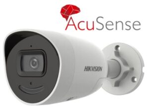 Eine Überwachungskamera von Hikvision mit der Aufschrift 'AcuSense' daneben.