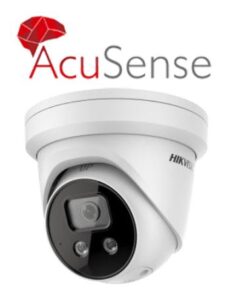 Weiße Sicherheitskamera mit der Aufschrift "Hikvision" und dem AcuSense-Logo oben.