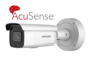 Überwachungskamera der Marke Hikvision mit dem Logo 'AcuSense' im Hintergrund.