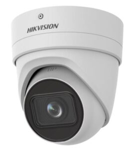 Weiße Überwachungskamera von Hikvision mit kuppelförmigem Design und schwarzer Frontlinse.