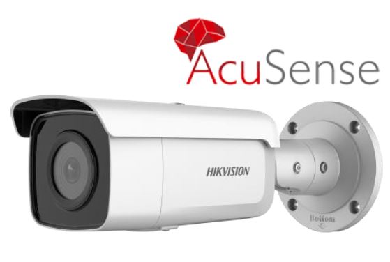 Weiße Überwachungskamera von Hikvision mit AcuSense-Logo im Hintergrund.