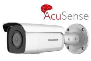 Weiße Überwachungskamera der Marke Hikvision mit seitlicher Befestigung, neben einem roten "AcuSense"-Logo.
